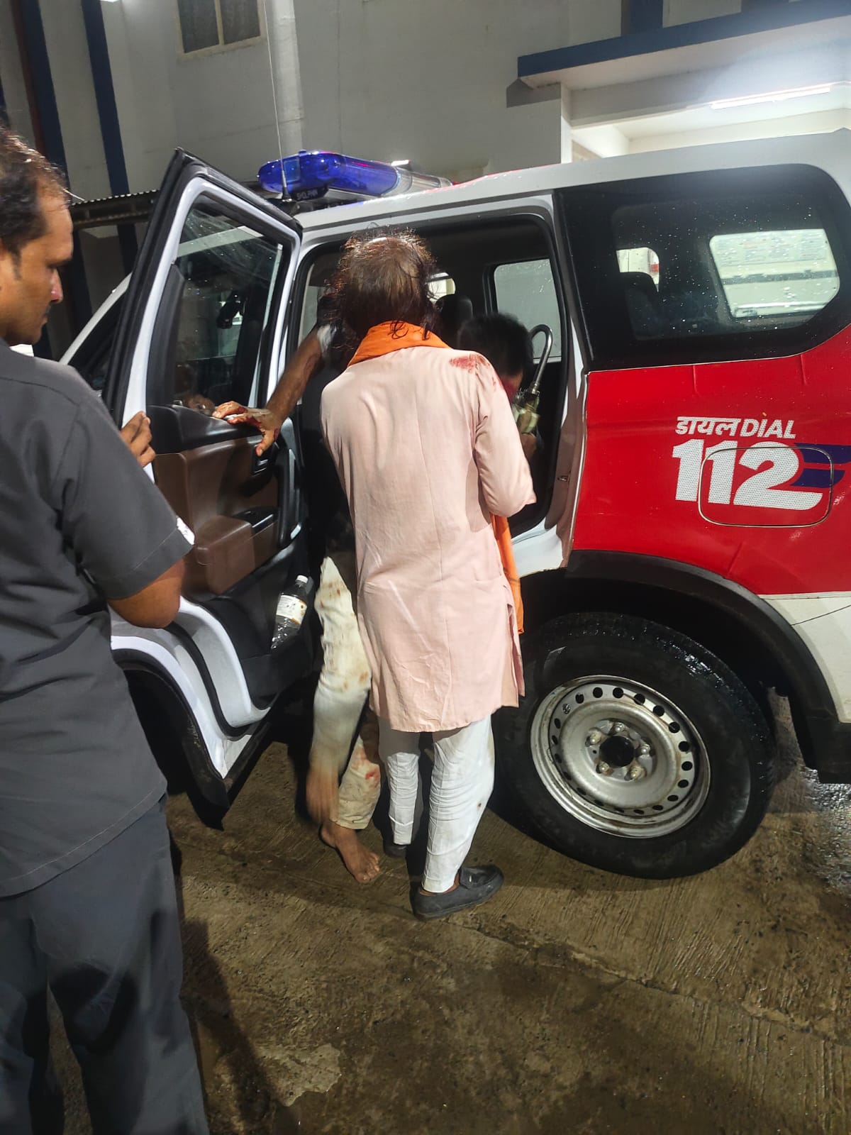 नरसिंहपुर के थाना करेली क्षेत्र में सड़क दुर्घटना में घायल हुए 01 व्यक्ति को, डायल-112 जवानों ने पहुँचाया अस्पताल। 